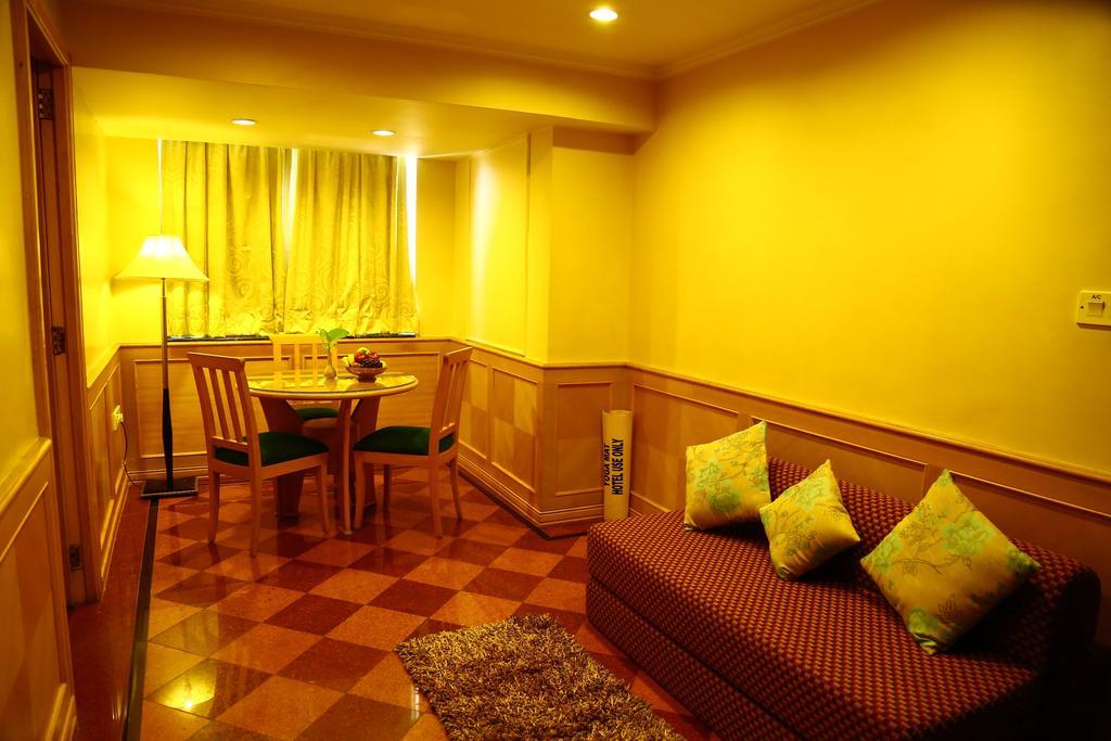 Kences Hotel -Opp Apsrtc Bus Stand Tirupati Eksteriør billede
