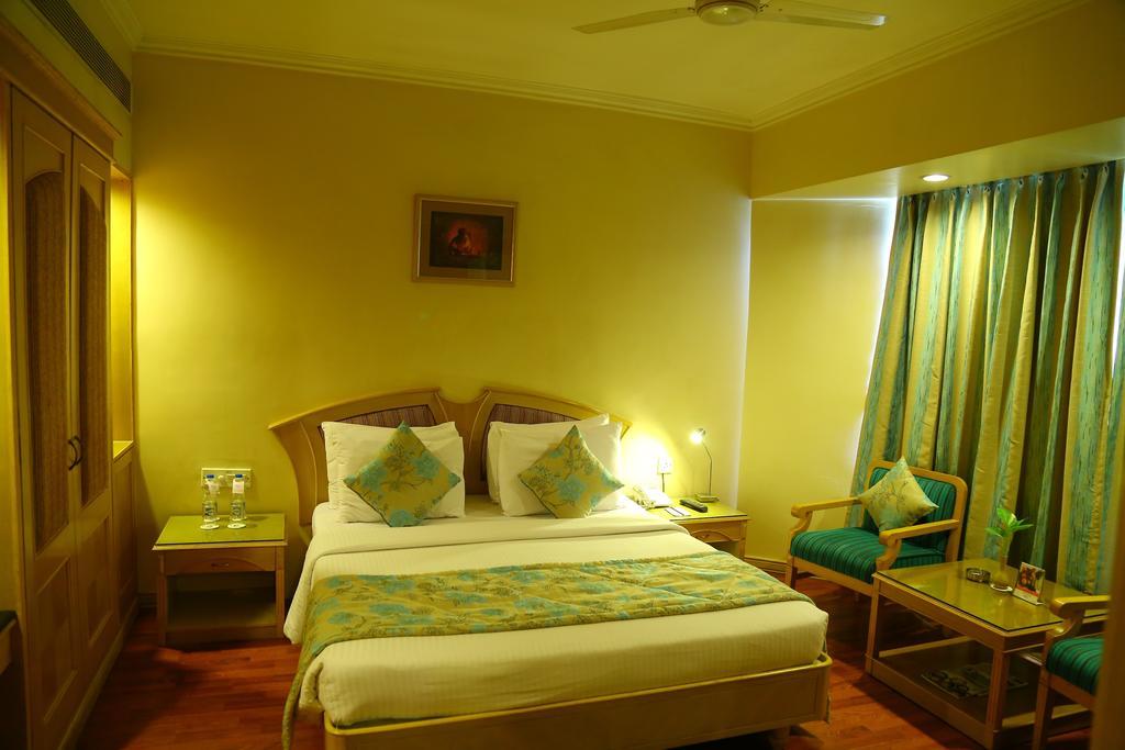 Kences Hotel -Opp Apsrtc Bus Stand Tirupati Eksteriør billede