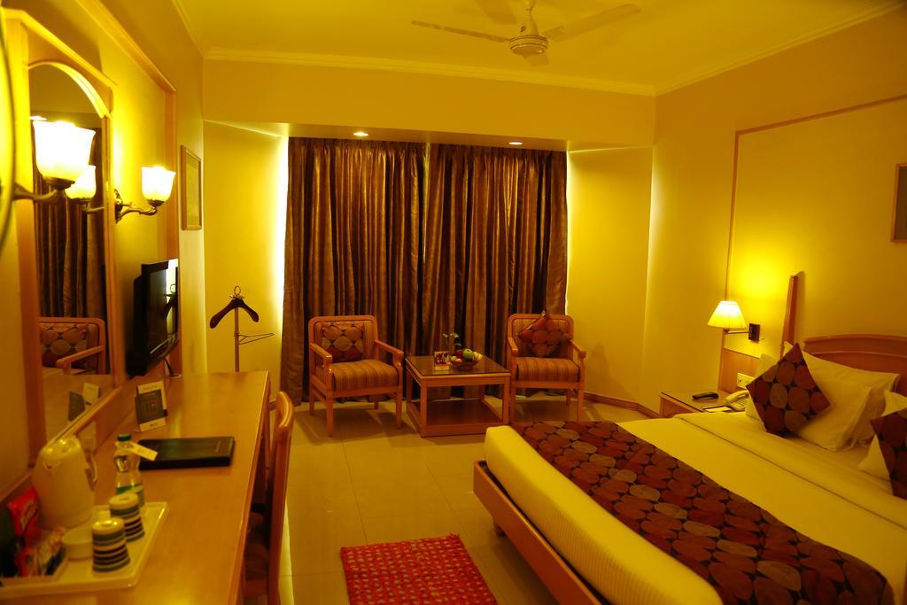 Kences Hotel -Opp Apsrtc Bus Stand Tirupati Eksteriør billede